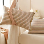 housse coussin rectangulaire coton polyester carreaux rayures bleu clair rouge gris clair moderne fixation