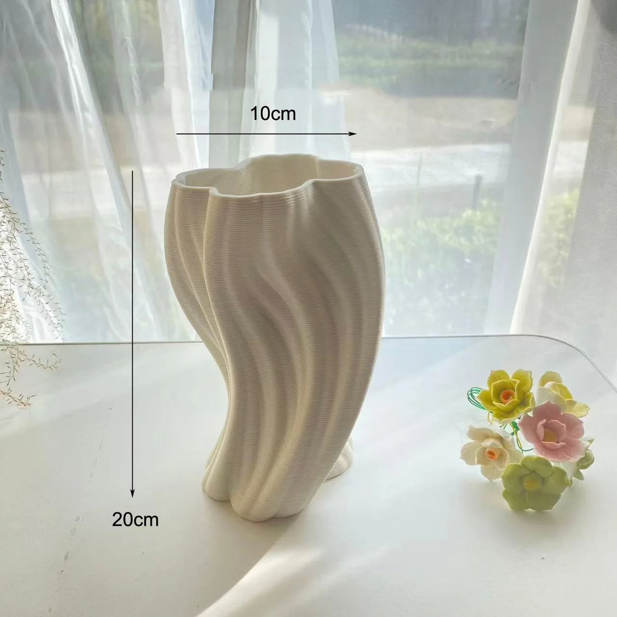 vase moderne blanc rayures fines porcelaine table arrangement floral accessoire maison minimaliste