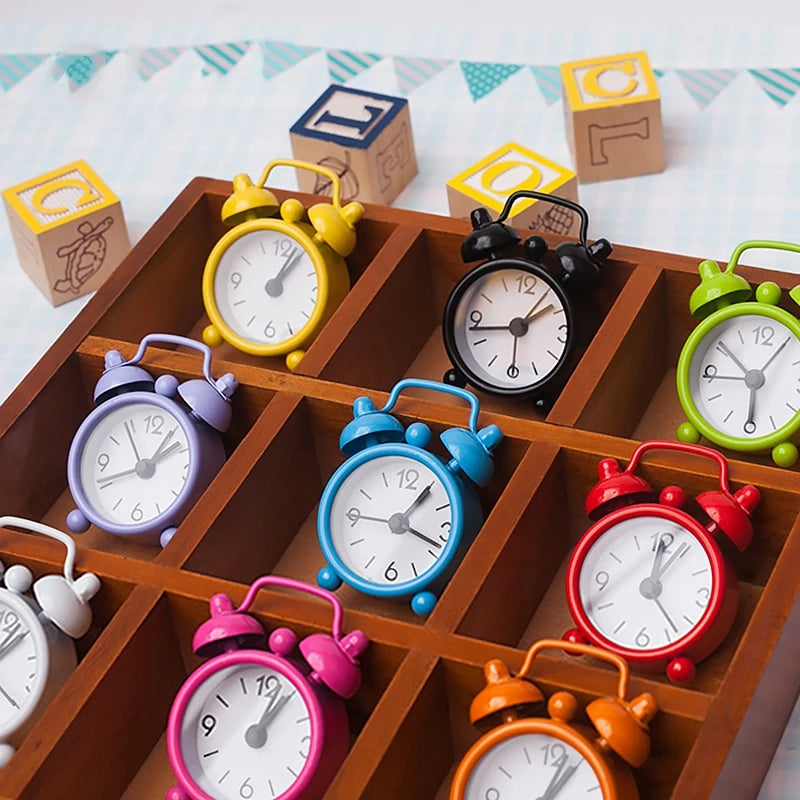 horloge réveil classique aiguille multifonction alarme table couleur variée poignées métalliques chiffres noirs simple