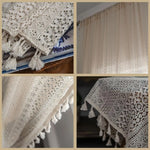 rideau crocheté boho chic motifs géométriques pompons blancs translucide polyester beige clair salon 150x100cm