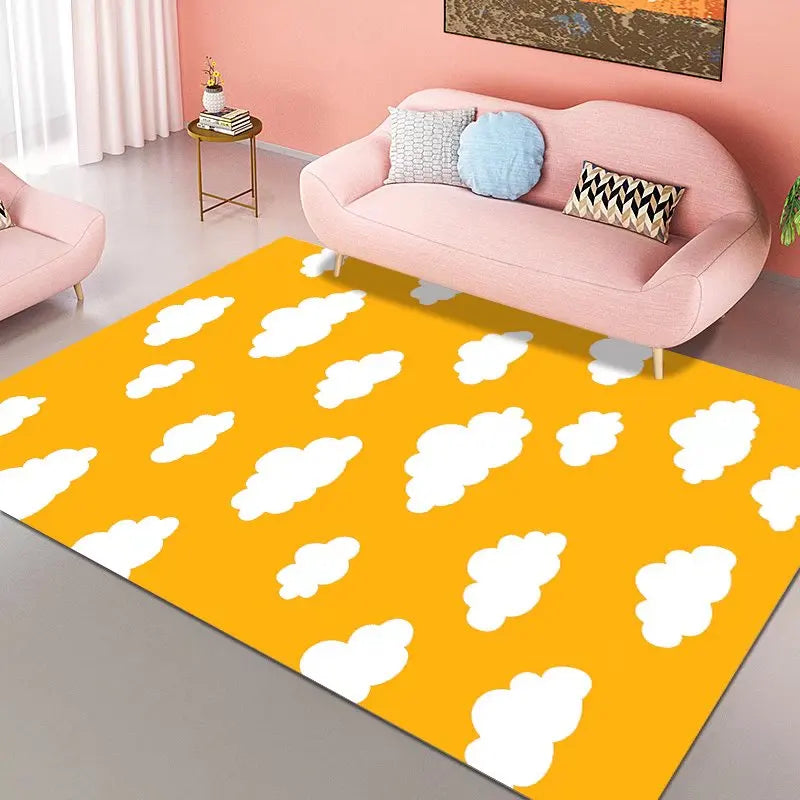 Tapis coloré avec motif de nuages blancs sur un fond jaune vif dans un salon cosy et lumineux.