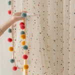 rideau tulle brodé points colorés moderne pompons multicolore blancintérieur décoration chambre enfant