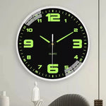 horloge murale moderne chiffres vert fluorescent fond noir blanc