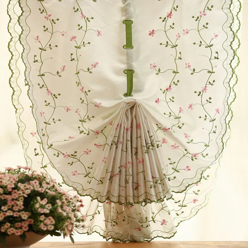 rideaux blancs floral brodé transparents romantique champêtre vert foncé clips argentés chambre salon