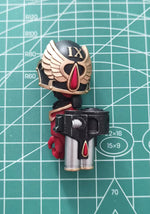 figurine articulée rouge épée ornementation fine base transparente fantastique warhammer blood angels