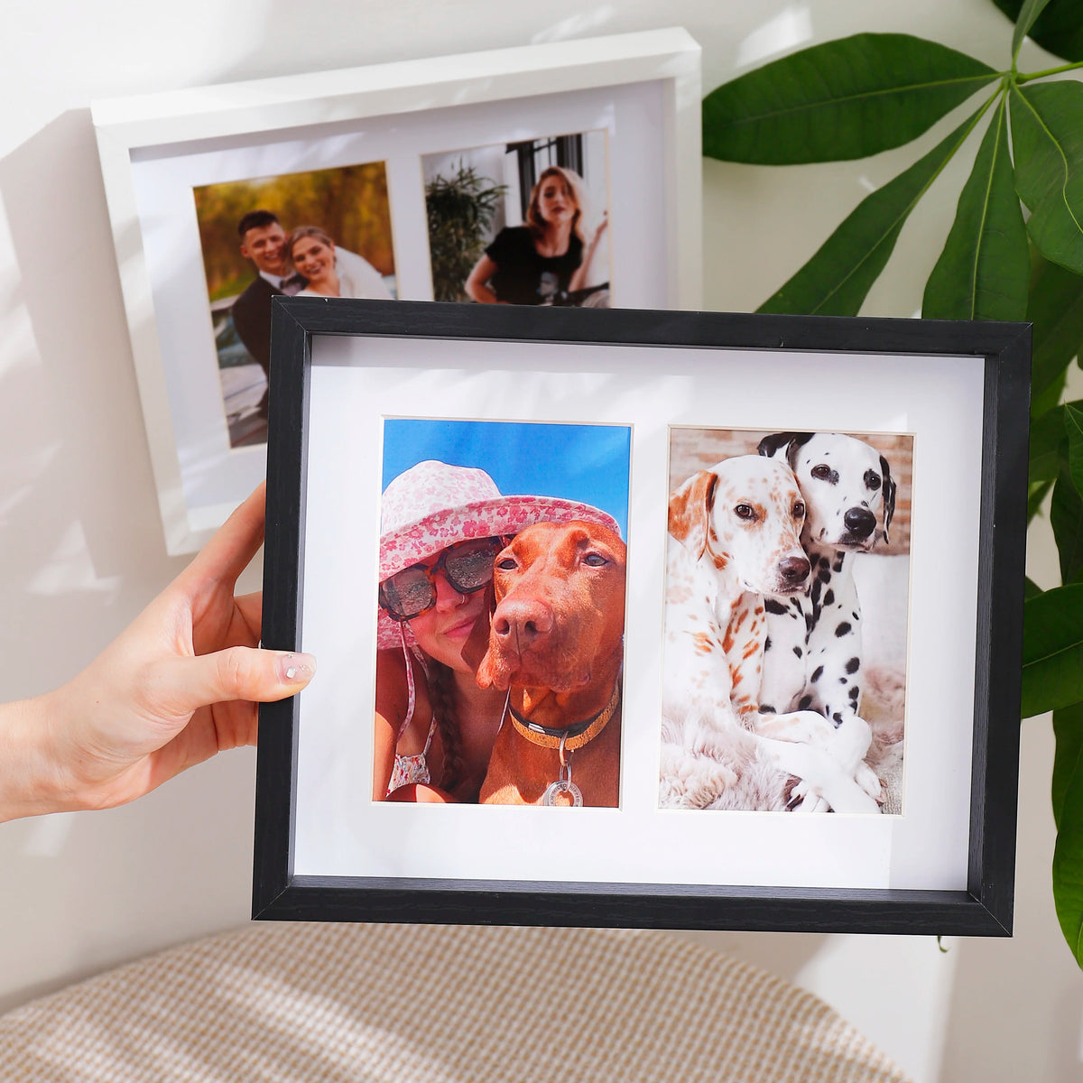 Cadre photo bois blanc format horizontal sur un bureau moderne