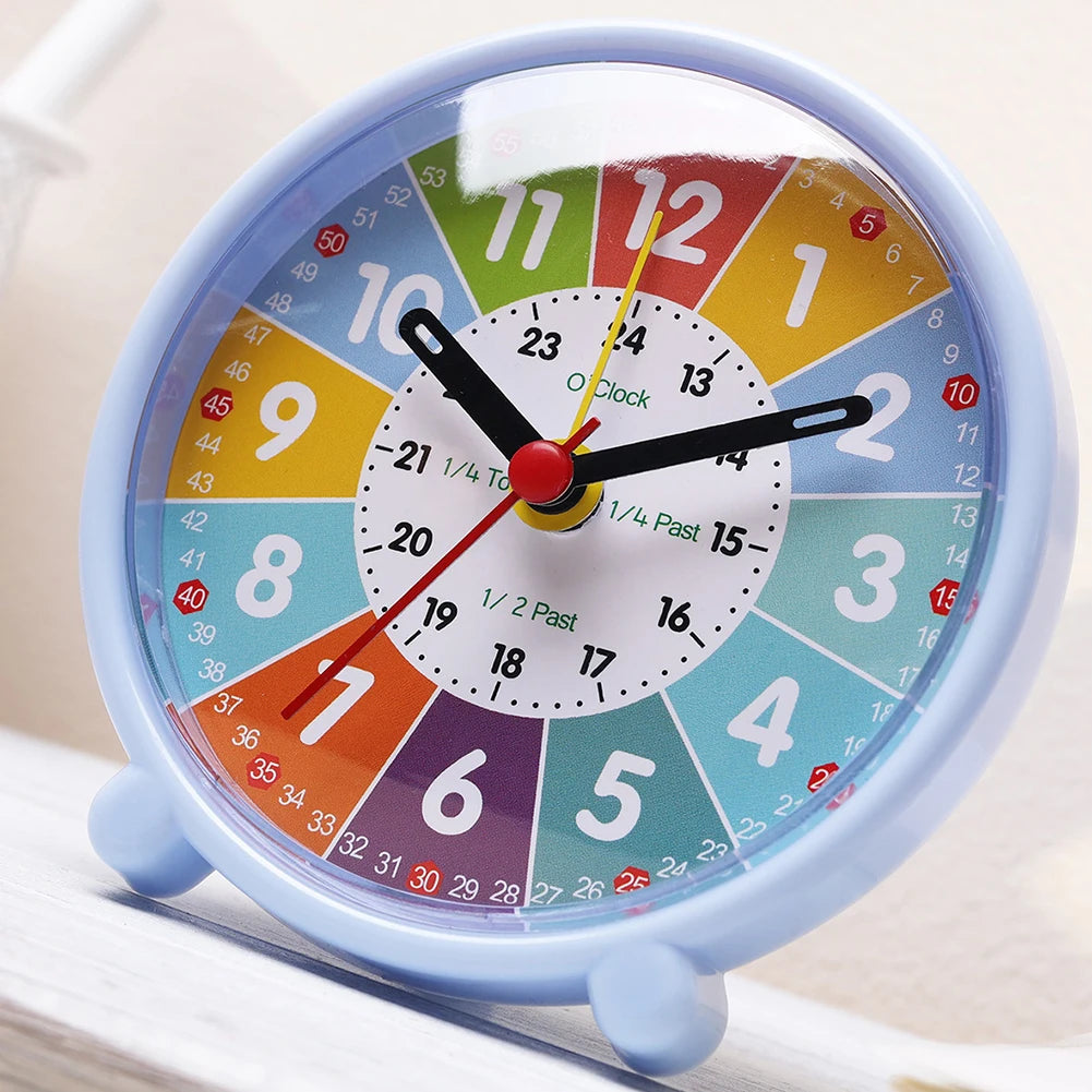 horloge table moderne colorée motifs géométriques enfants chambre bleu rose blanc