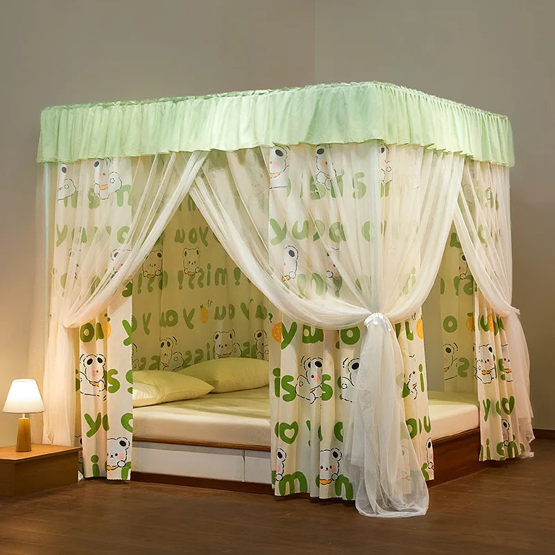 Lit d'enfant avec un ciel de lit en tissu mou et des rideaux assortis, décoré de motifs d'animaux de dessin animé colorés.