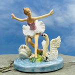 figurines miniatures vintage blanc rose vert bleu détails fins texture mat accessoires chapeaux canoës