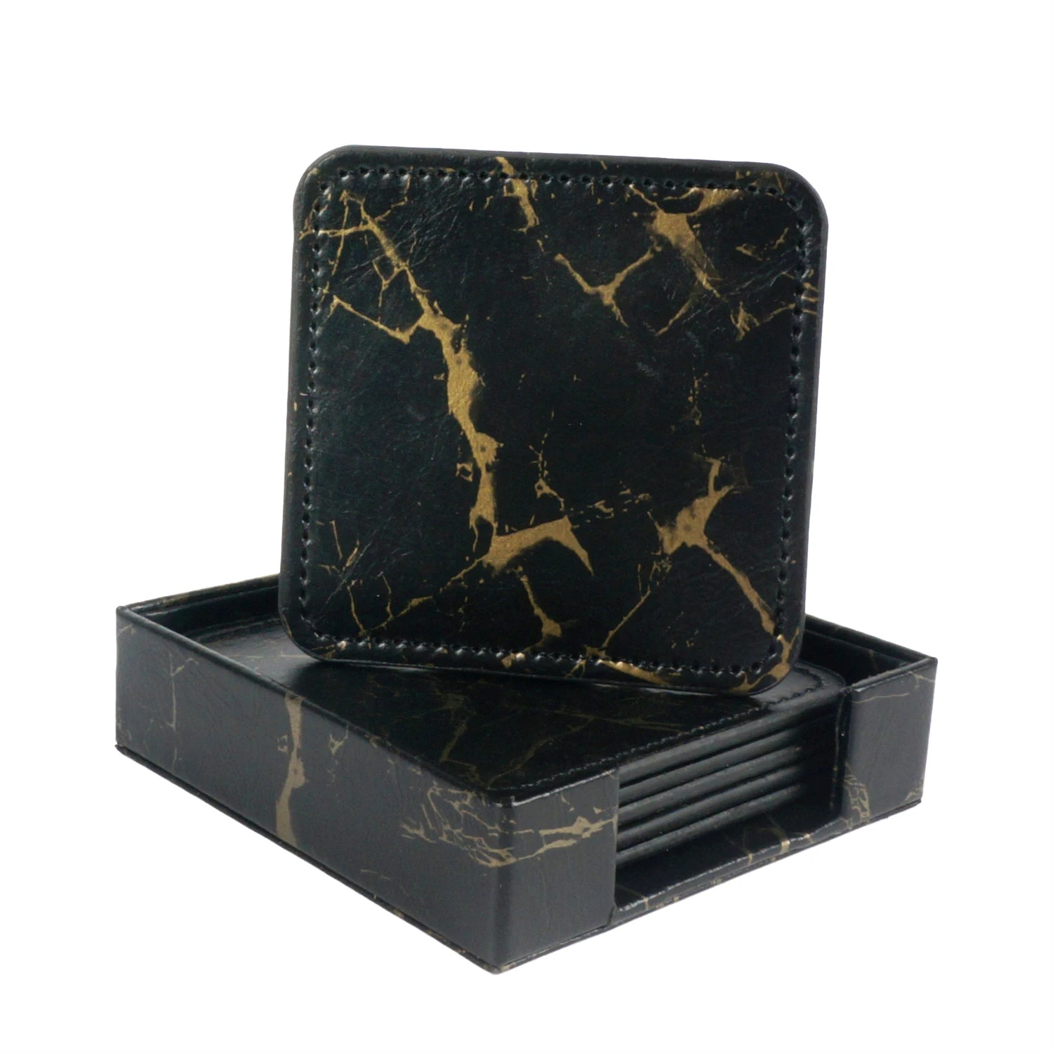 Ensemble de sous-verres de forme carrée en marbre noir et doré, rangés dans un boîtier élégant.