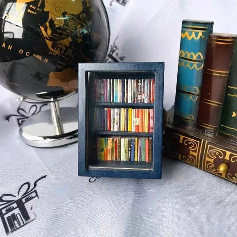 ornement décoration maison miniature bibliothèque livres couleur bois aspect vintage étagères transparent table decorative