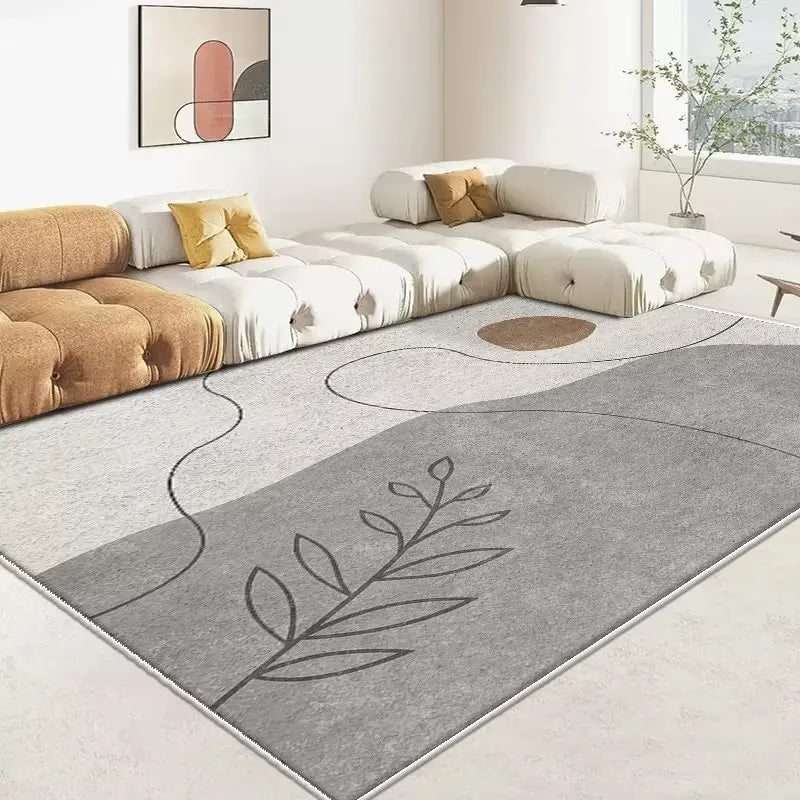 Tapis design gris clair avec motifs végétaux dans un salon lumineux avec canapé beige.