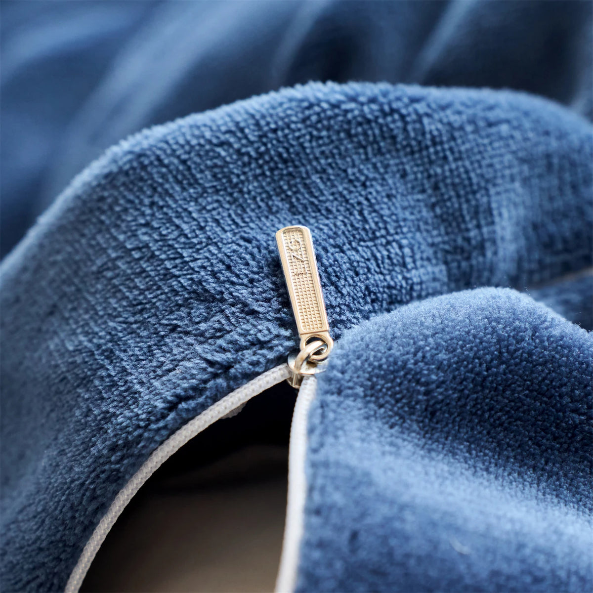 taies d'oreiller velours polyester bleu marine zip doré contemporain maison simple
