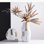 vase moderne texturé découpes géométriques lignes noires blanc doré marron