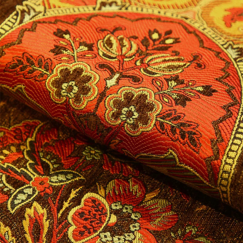 Une image vibrante de tissage traditionnel aux motifs floraux et aux couleurs chaudes, offrant un aperçu captivant de l'artisanat local.