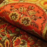 Une image vibrante de tissage traditionnel aux motifs floraux et aux couleurs chaudes, offrant un aperçu captivant de l'artisanat local.