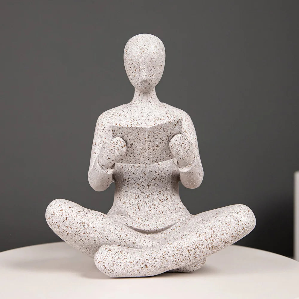 Détail de la sculpture personnage lecteur en résine
