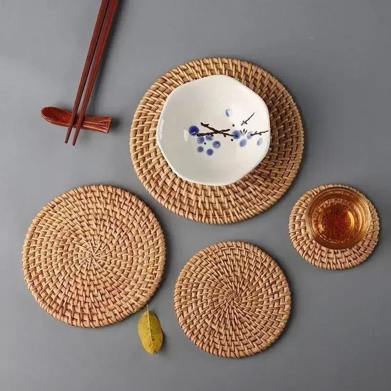tapis rotin naturel assiettes sous verres rustique moderne respectueux environnement