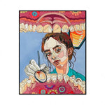 Représentation illustrée d'un visage féminin aux traits expressifs, entouré d'éléments colorés et de motifs floraux, suggérant une oeuvre d'art graphique aux couleurs vives et au style pop.