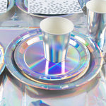 assiettes argent iridescentes gobelets serviettes nappe festive mariage anniversaire noel
