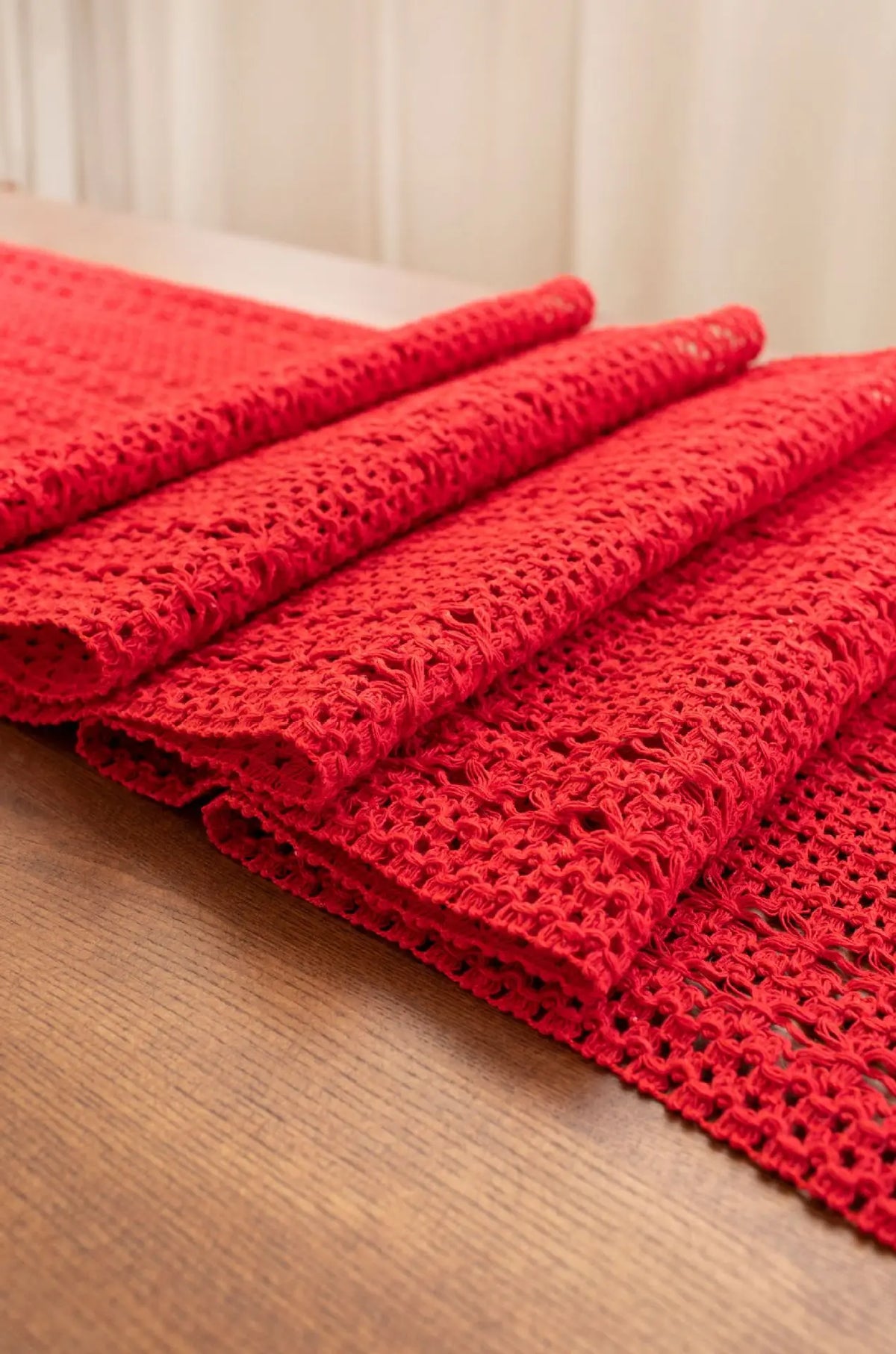 chemin table rouge crocheté motifs floraux décoration maison salle manger traditionnelle large
