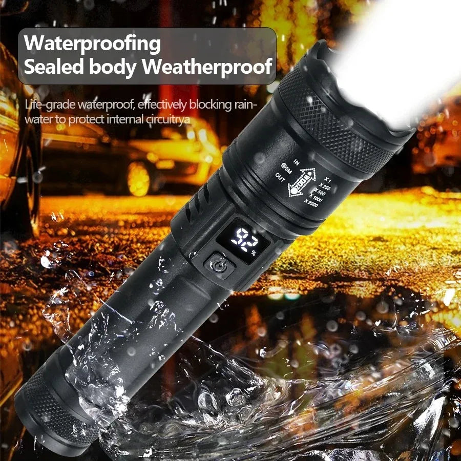 lampe torche led rechargeable zoom affichage numerique batterie integree lumiere forte moderne étanche noir