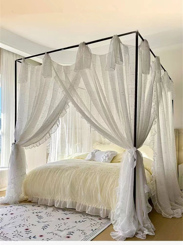 Un magnifique lit à baldaquin avec des rideaux légers et aériens, créant une atmosphère élégante et reposante dans cette chambre confortable.