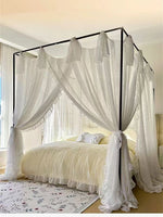 Un magnifique lit à baldaquin avec des rideaux légers et aériens, créant une atmosphère élégante et reposante dans cette chambre confortable.