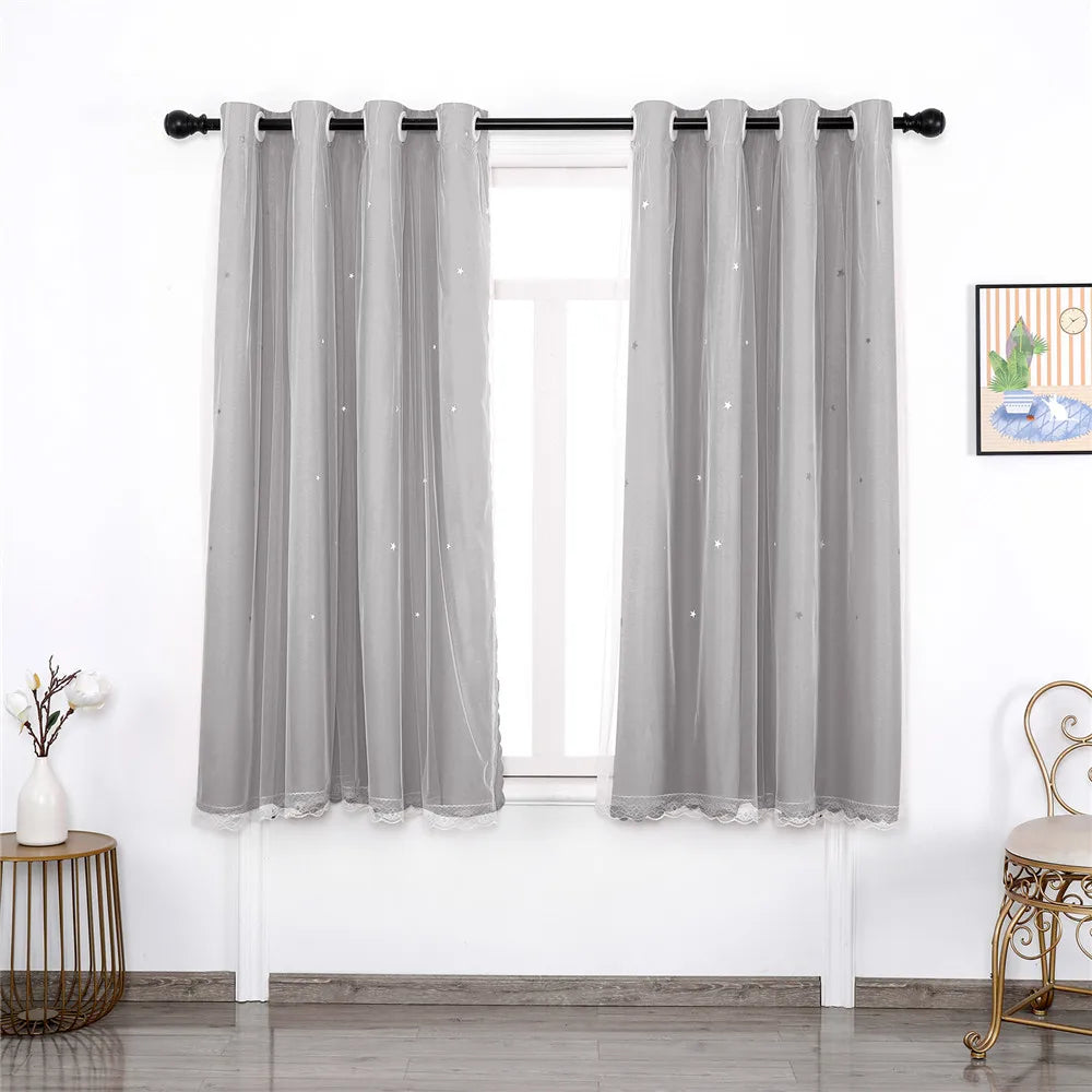 Image d'un élégant rideau de traitement de fenêtre en blanc et gris avec des oeillets, un choix parfait de couverture de fenêtre pour une décoration d'intérieur moderne et chic.