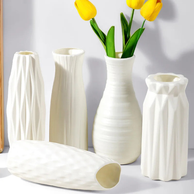 vase moderne blanc rayures horizontales fleurs artificielles variées décoration intérieure table