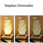 Vue de côté de la lampe en bois montrant son design élégant