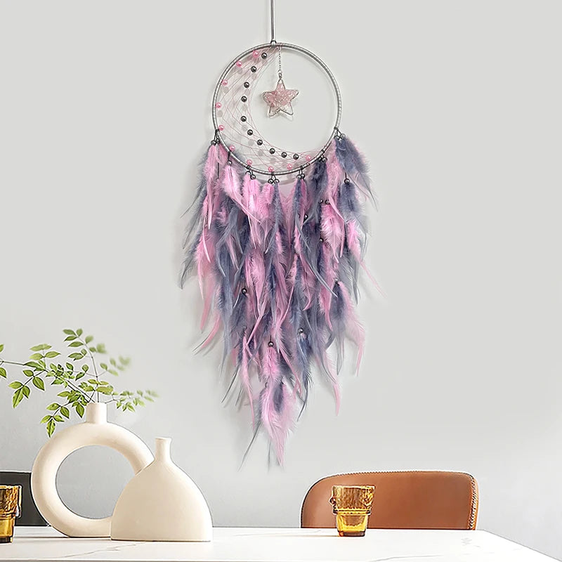 Un rêve aux couleurs pastel, suspendu par des plumes violettes et roses, décoré d'étoiles brillantes, créant une atmosphère féerique dans la pièce.