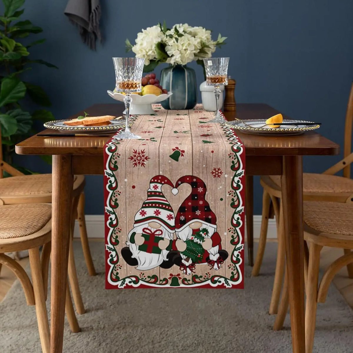 Magnifique ensemble de table de fête avec chemin de table décoré de motifs de Noël, fleurs et verres à vin.