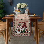 Magnifique ensemble de table de fête avec chemin de table décoré de motifs de Noël, fleurs et verres à vin.