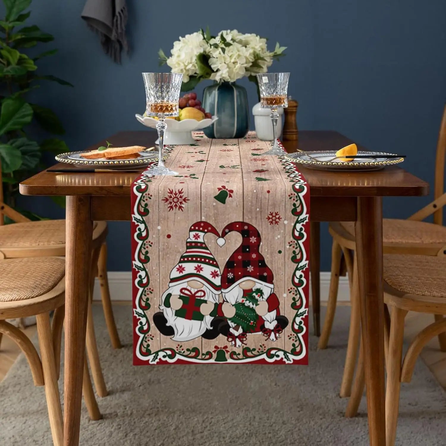 Magnifique ensemble de table de fête avec chemin de table décoré de motifs de Noël, fleurs et verres à vin.