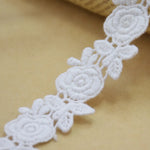 ruban dentelle coton blanc motifs floraux roses feuilles romantique ajouré 2.5cm écologique soluble eau