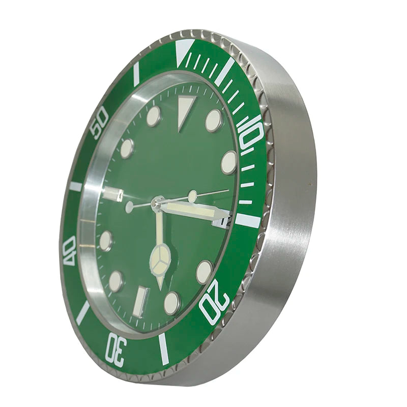 horloge murale plongée bleu vert rouge cadran lumineux aiguille quartz métal fixations