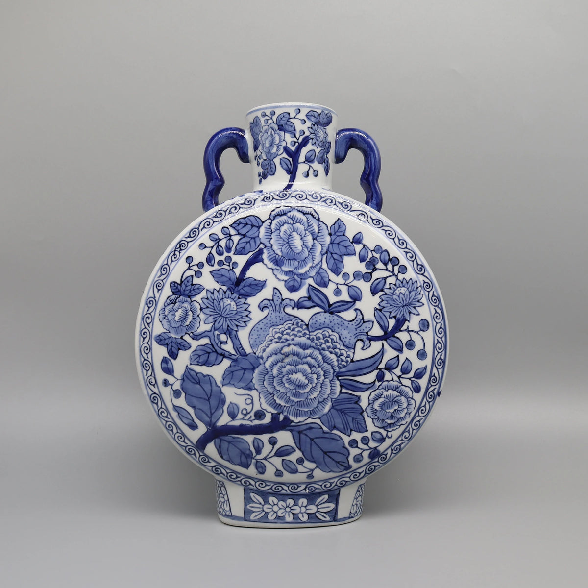 Vase en porcelaine bleu et blanc décoré de fleurs et de motifs floraux.