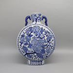 Vase en porcelaine bleu et blanc décoré de fleurs et de motifs floraux.