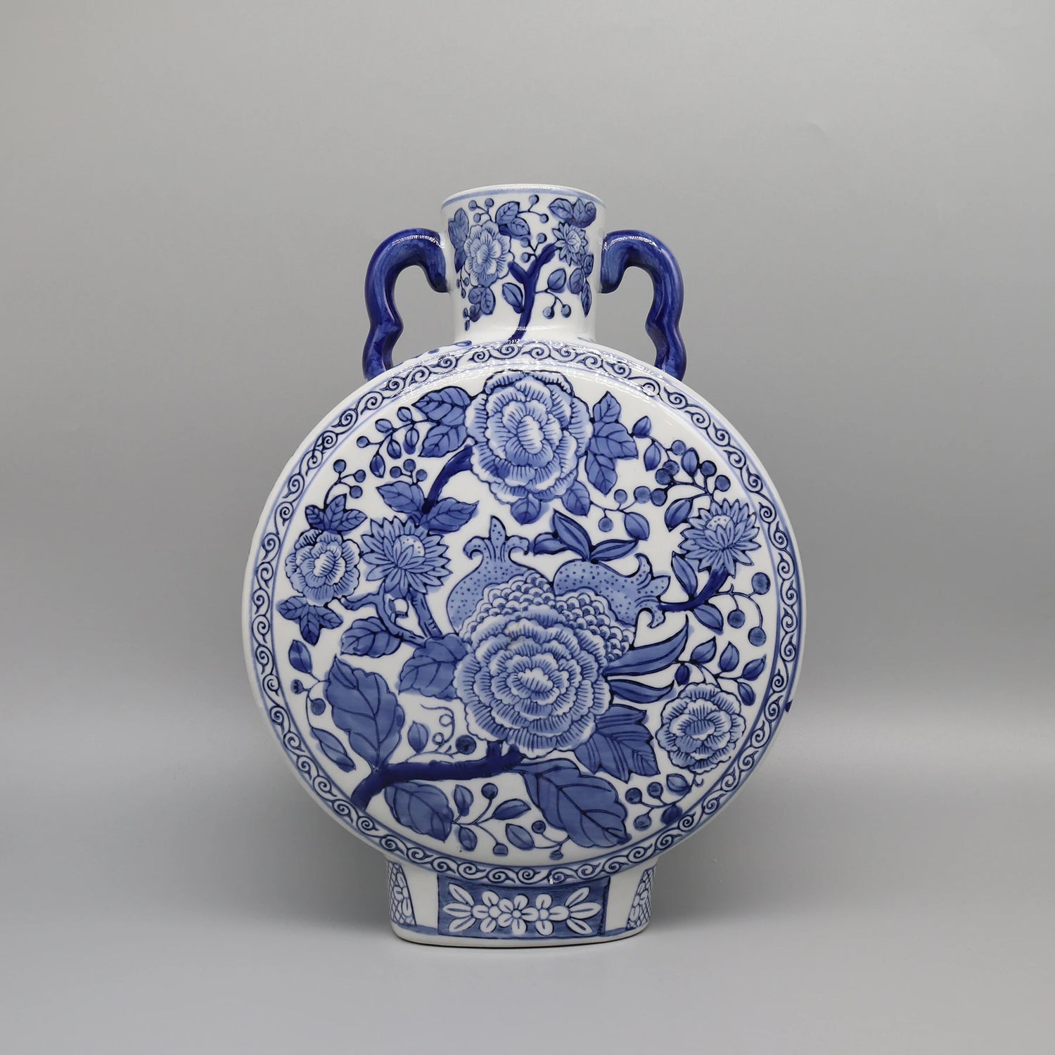 Vase en porcelaine bleu et blanc décoré de fleurs et de motifs floraux.