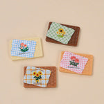 plateaux simulation résine miniature décorative assiettes gâteaux motifs fleurs carreaux textes couleurs marron blanc