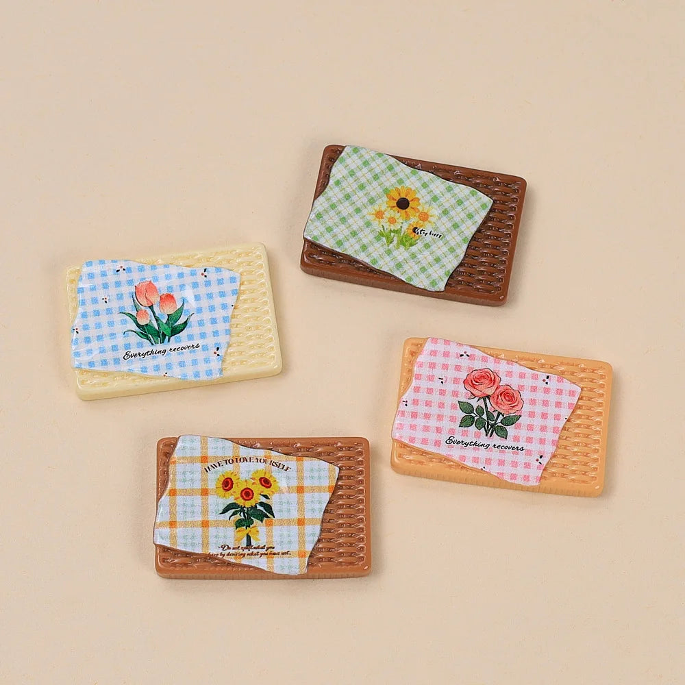 plateaux simulation résine miniature décorative assiettes gâteaux motifs fleurs carreaux textes couleurs marron blanc