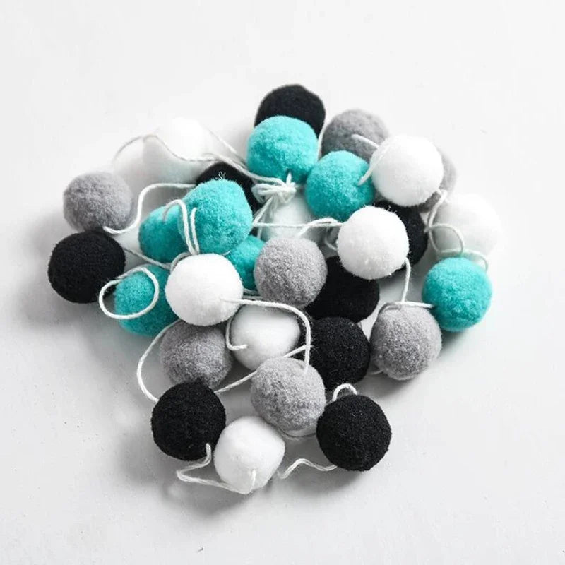 guirlande pompons rose bleu blanc moderne décoration anniversaire enfant velours chambre festive
