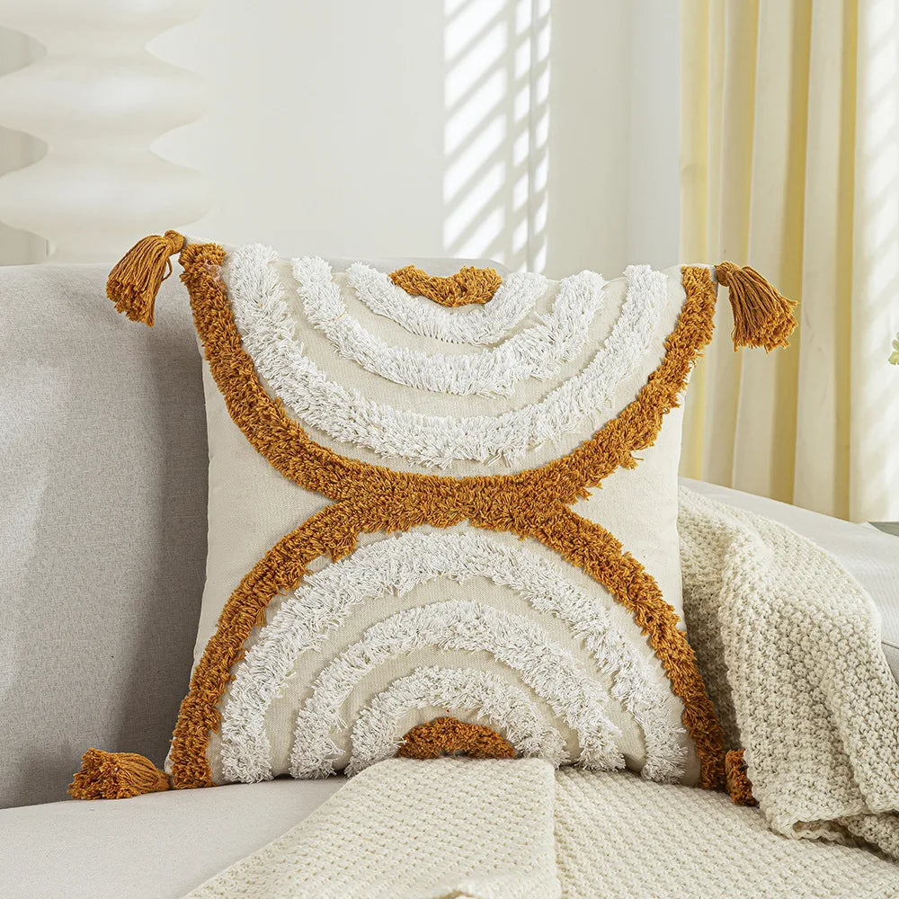 Coussin décoratif moelleux et coloré orné de motifs géométriques en couleurs contrastantes, créant un style moderne et élégant.