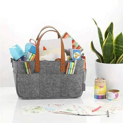 Sac à couches en feutre portable avec roulettes, couleur beige, suspendu dans une chambre d'enfant