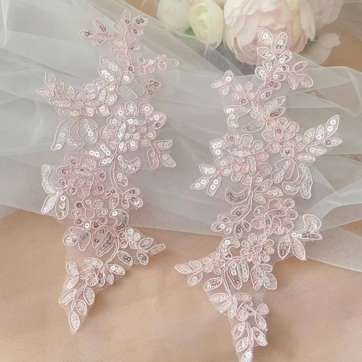 appliques decoratives brodees sequins floral violet blanc or rose bleu vert rouge noir