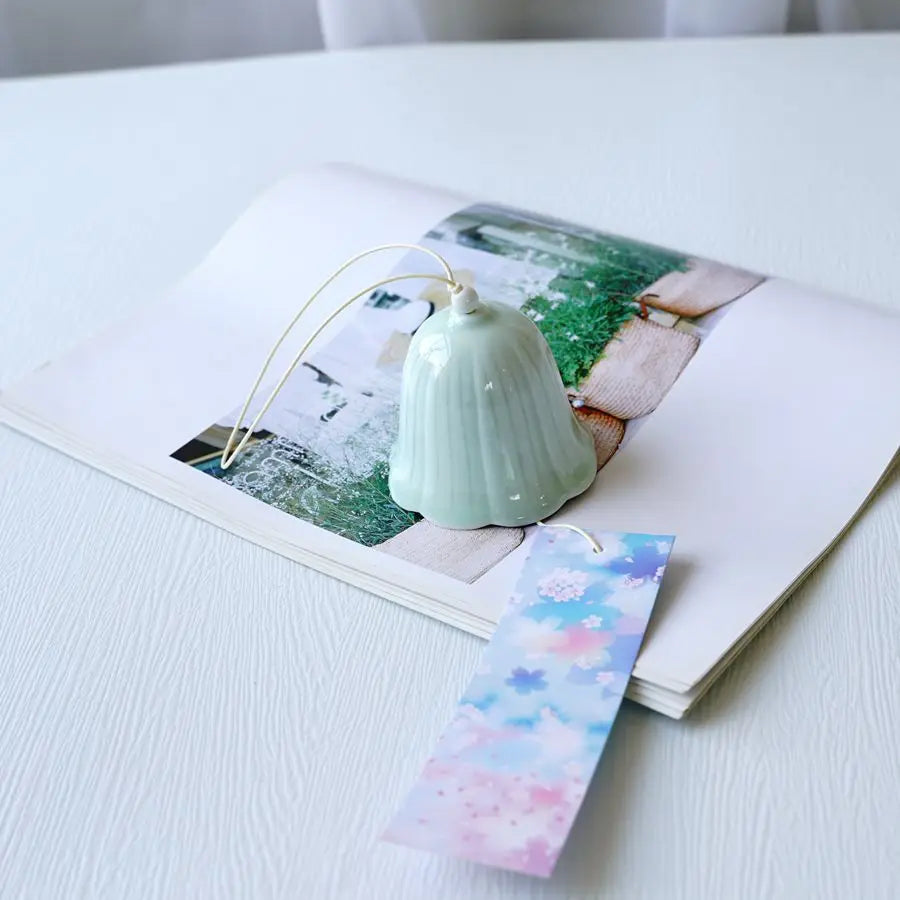 cloche vent céramique relief floral jardin artisanal blanc rose bleu