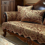 Un riche motif cachemire orne ce canapé en bois sculpté, créant une atmosphère chaleureuse et élégante dans cette pièce d'intérieur.