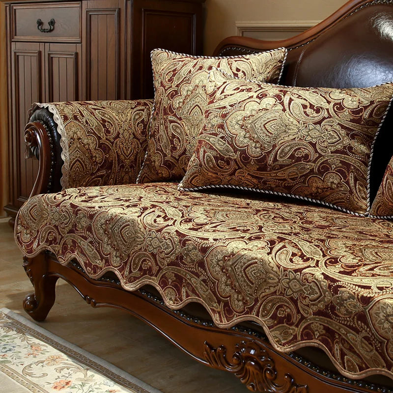 Un riche motif cachemire orne ce canapé en bois sculpté, créant une atmosphère chaleureuse et élégante dans cette pièce d'intérieur.