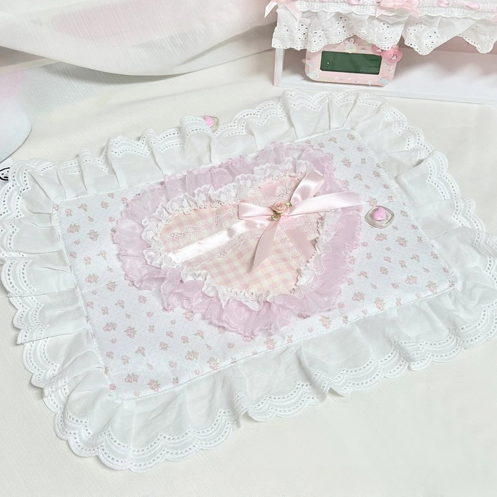 nappe dentelle rose blanche motifs floraux shabby chic romantique hiver noël table chambre salon